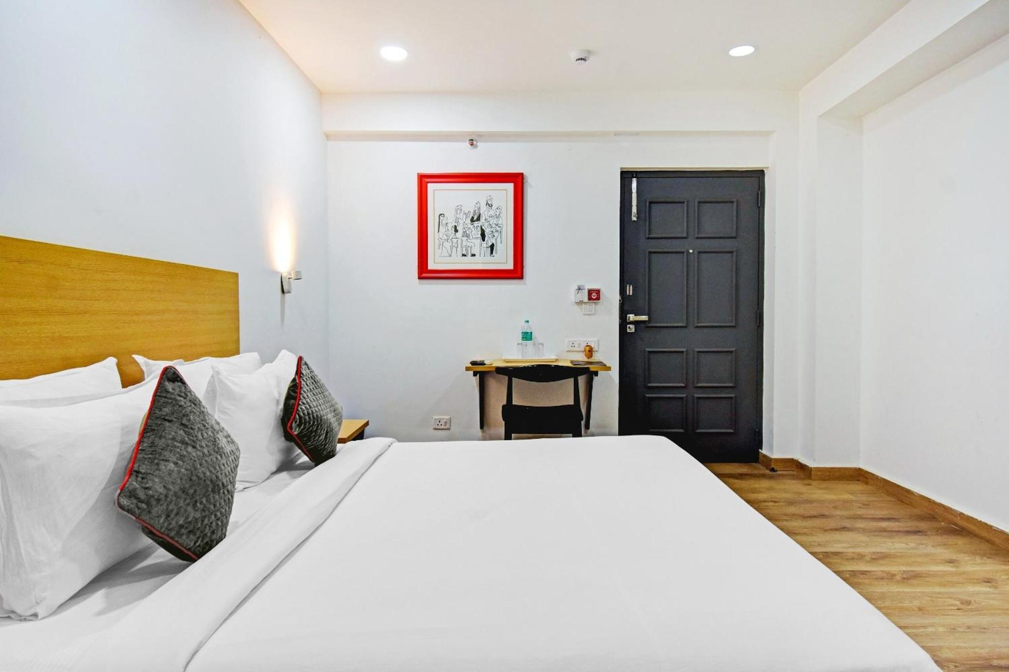 Super Townhouse The Royal Retreat Otel Garui Dış mekan fotoğraf