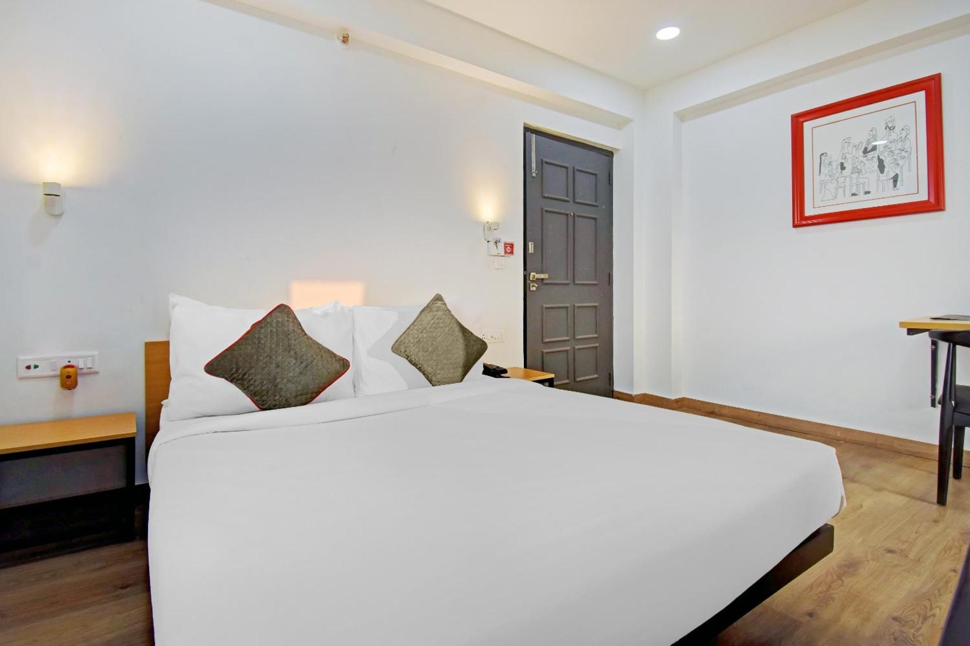 Super Townhouse The Royal Retreat Otel Garui Dış mekan fotoğraf